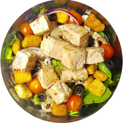 Ensalada de atún en cubos al limón con aceitunas negras, lechiga romana, jitomate cherry, cebolla morada y crutones.