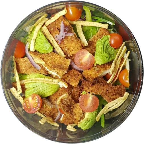 Ensalada Soho de pechiga de pollo empanizada, lechiga romana, jitomate cherry, cebolla morada y tiras de tortilla