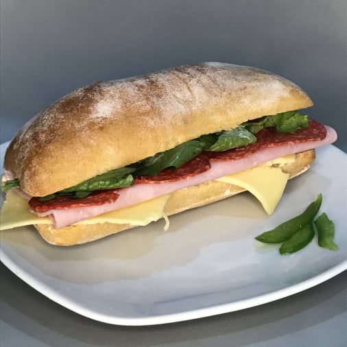 Chapata con Jamón, pepperoni, queso, pepinos y pimiento verde