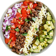 Taco Salad con carne molida, queso, aguacate, cebolla morada y jitomate.